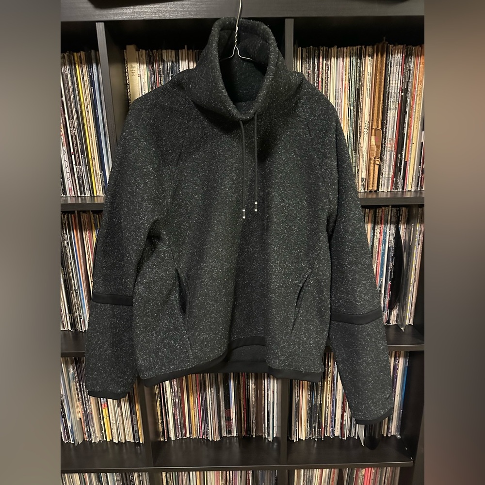 Women’s Nike Sweater. Size Small. Excellent Pre-Owned Condition! Warm!